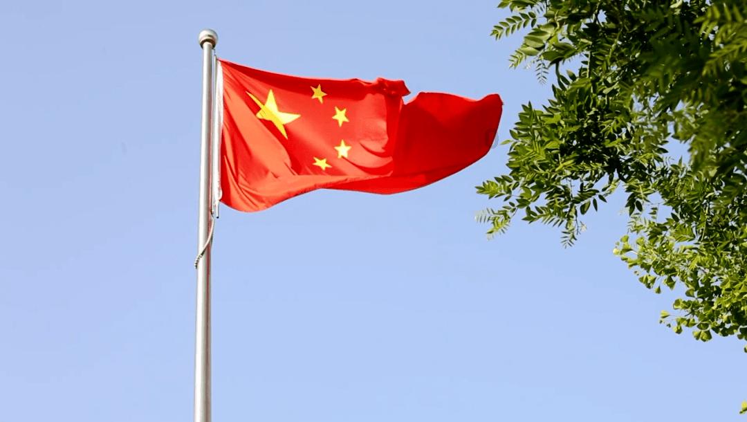 梅根一家四口出游照！莉莉贝特一头金发穿白裙，越长越像爸爸哈里