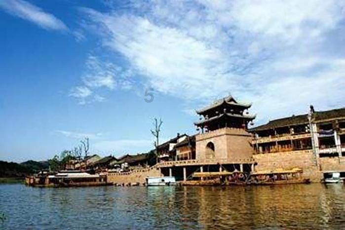 可从三个维度对其实施不同类型的规制